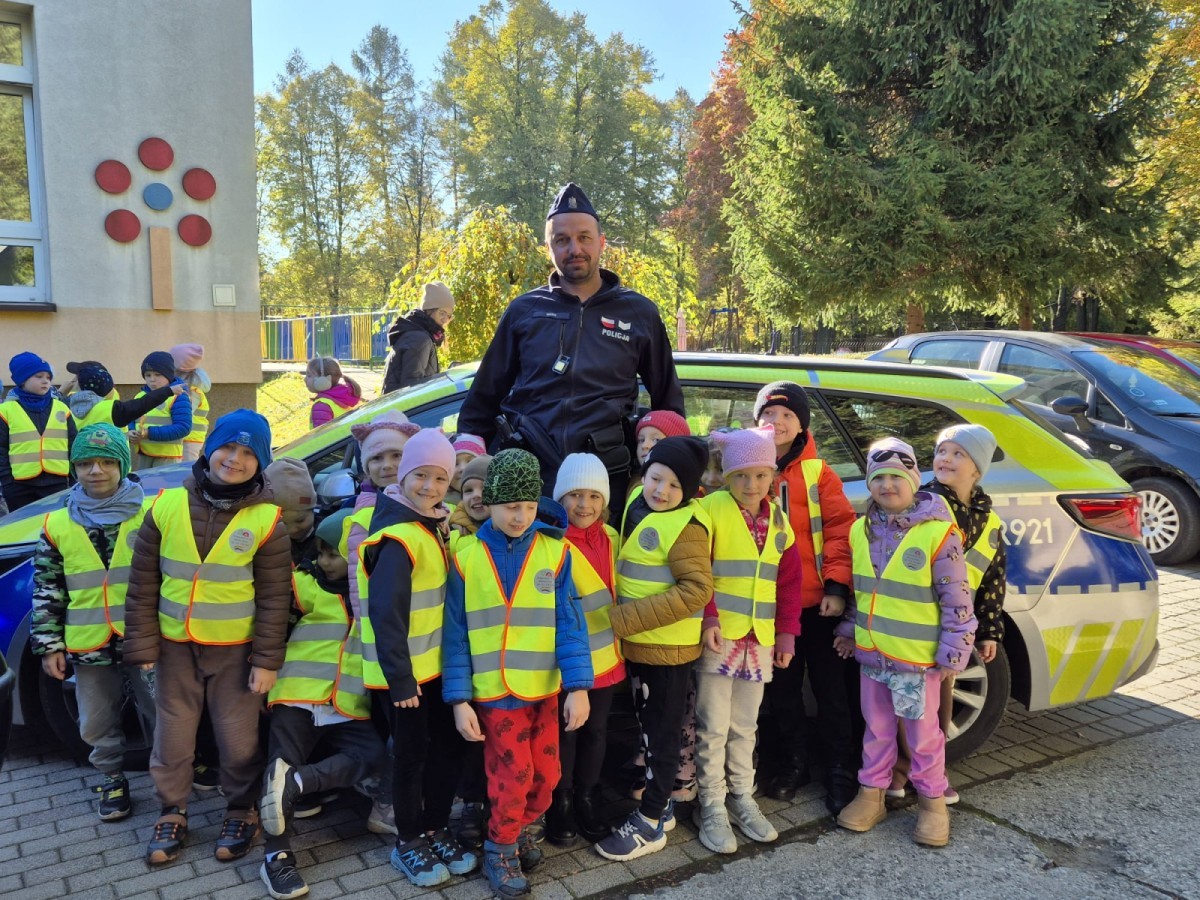 Spotkanie dzieci z przedszkola z dzielnicowym